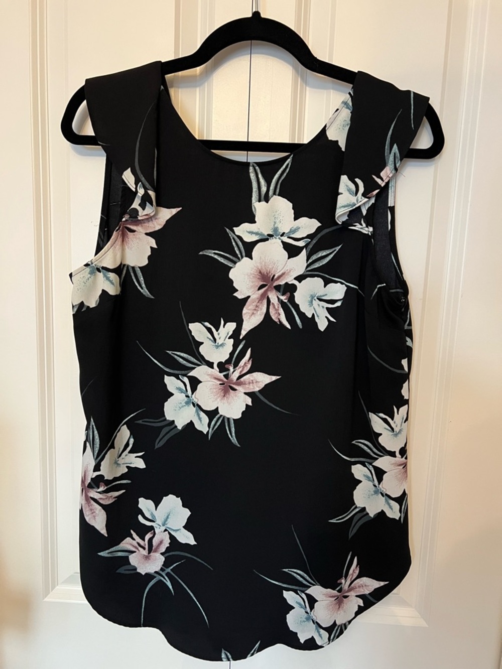 Dynamite Black Sleeveless Floral Shell Top - Blush & White Blooms